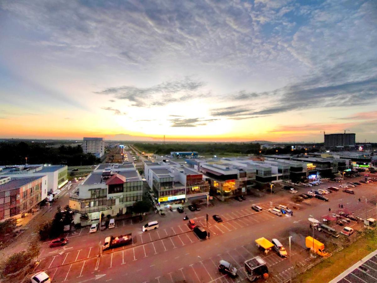 Alanis Residence 7 Pax @ Sepang Klia Kota Warisan Exterior photo