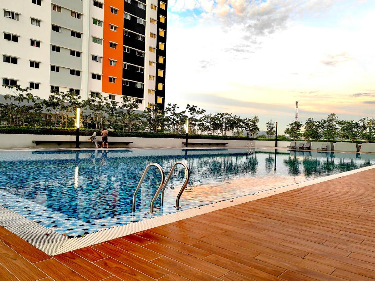 Alanis Residence 7 Pax @ Sepang Klia Kota Warisan Exterior photo