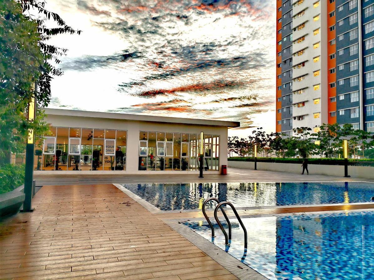 Alanis Residence 7 Pax @ Sepang Klia Kota Warisan Exterior photo
